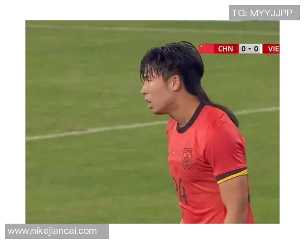 足球明星因脚后跟受伤缺席重要比赛球迷心痛不已